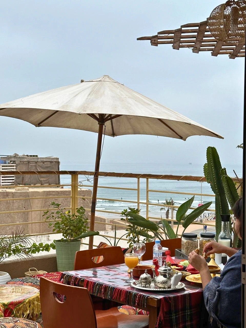 Anza Surf Experience — la maison, le rooftop et les surfeurs
