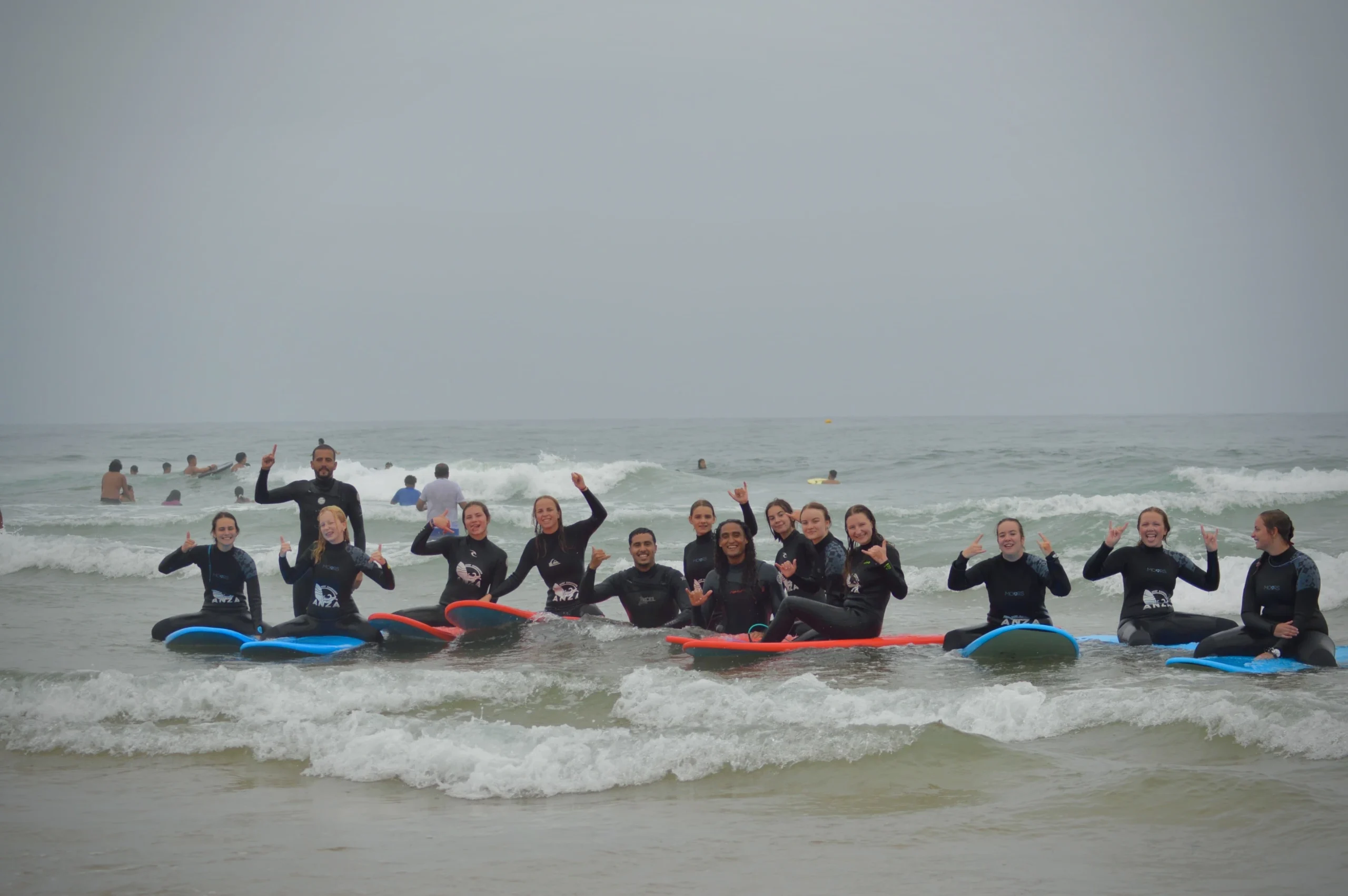 Anza Surf Experience — la maison, le rooftop et les surfeurs