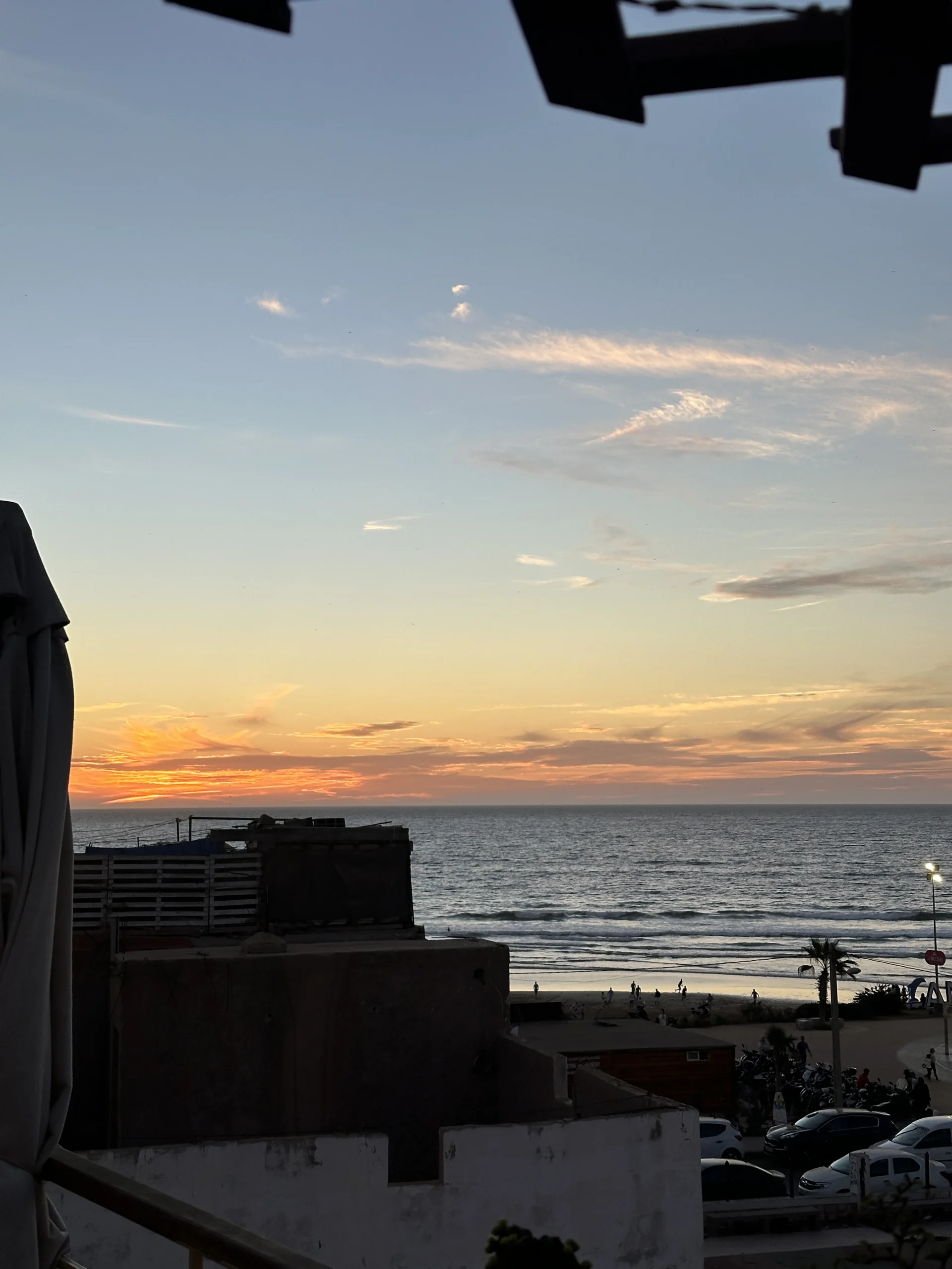 Anza Surf Experience — la maison, le rooftop et les surfeurs
