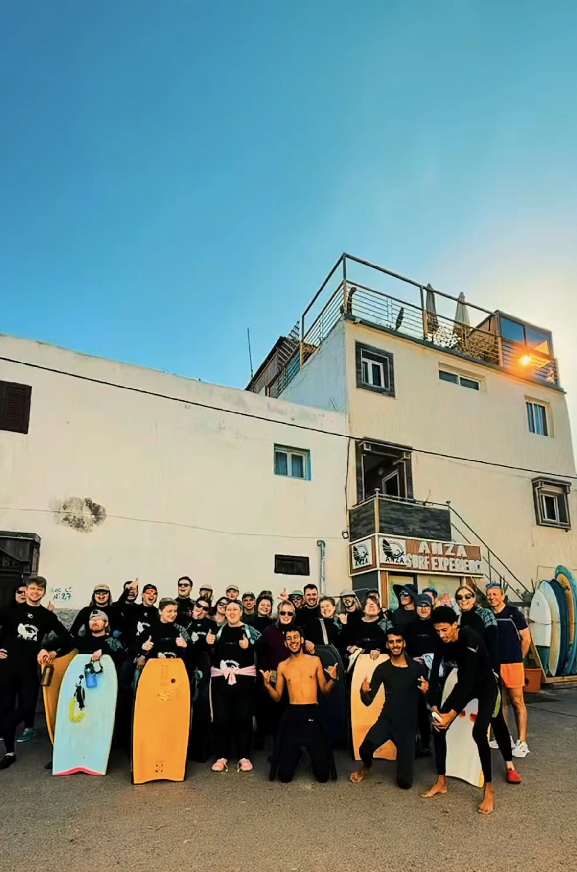 Anza Surf Experience — la maison, le rooftop et les surfeurs