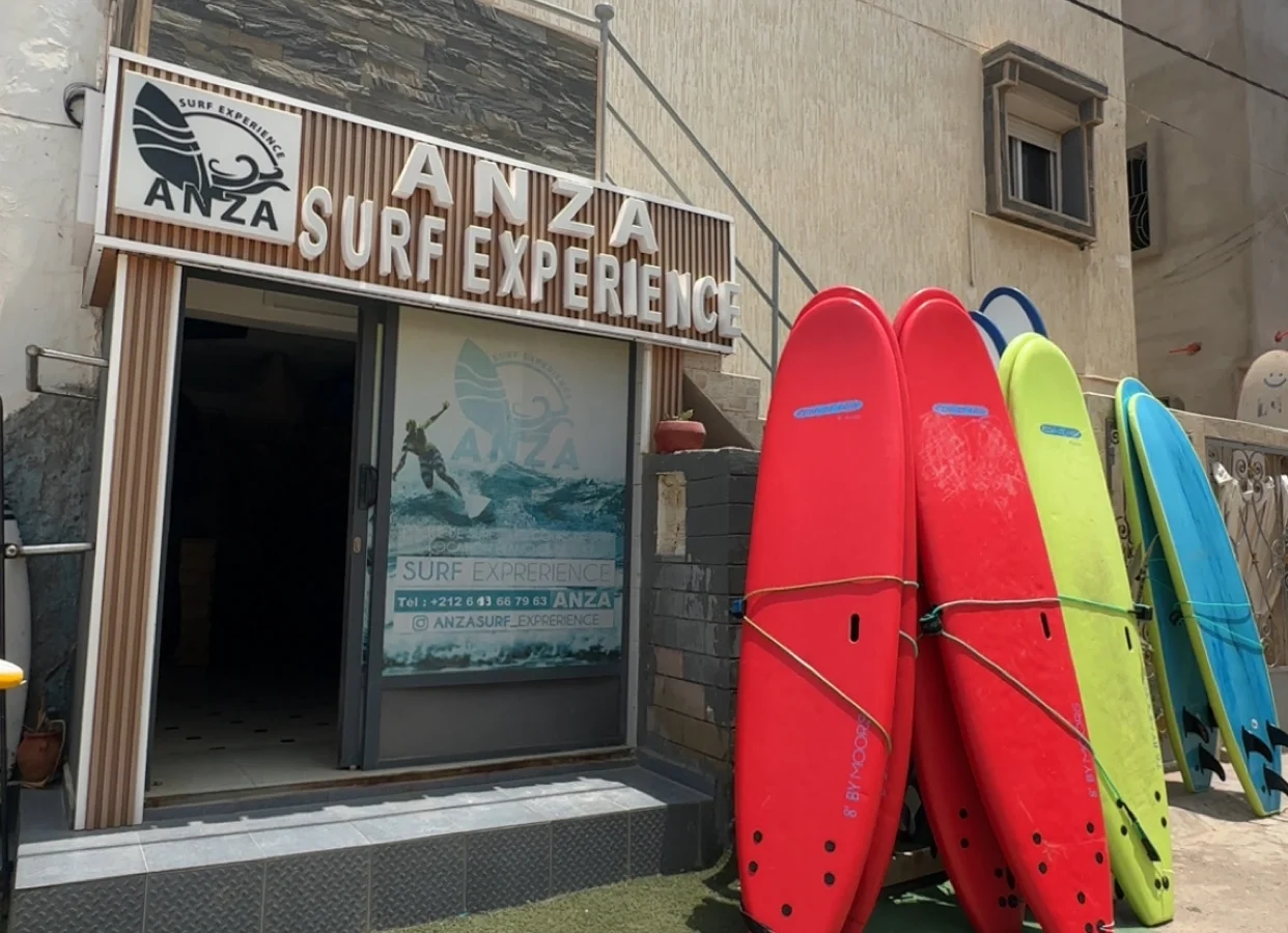 La devanture de la maison Anza Surf Expérience, prête pour la session