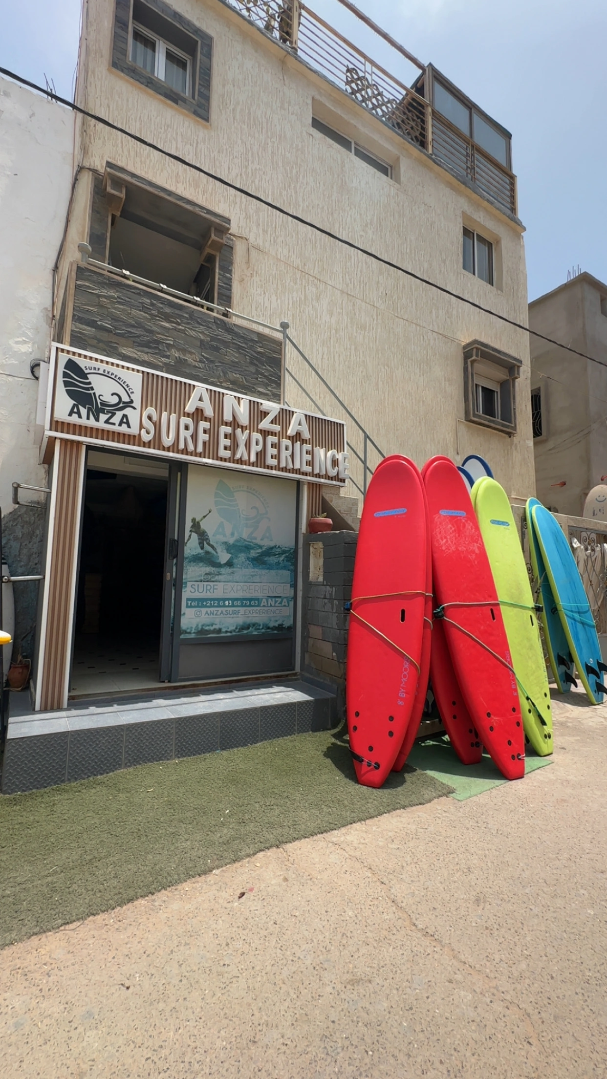 Anza Surf Experience — la maison, le rooftop et les surfeurs