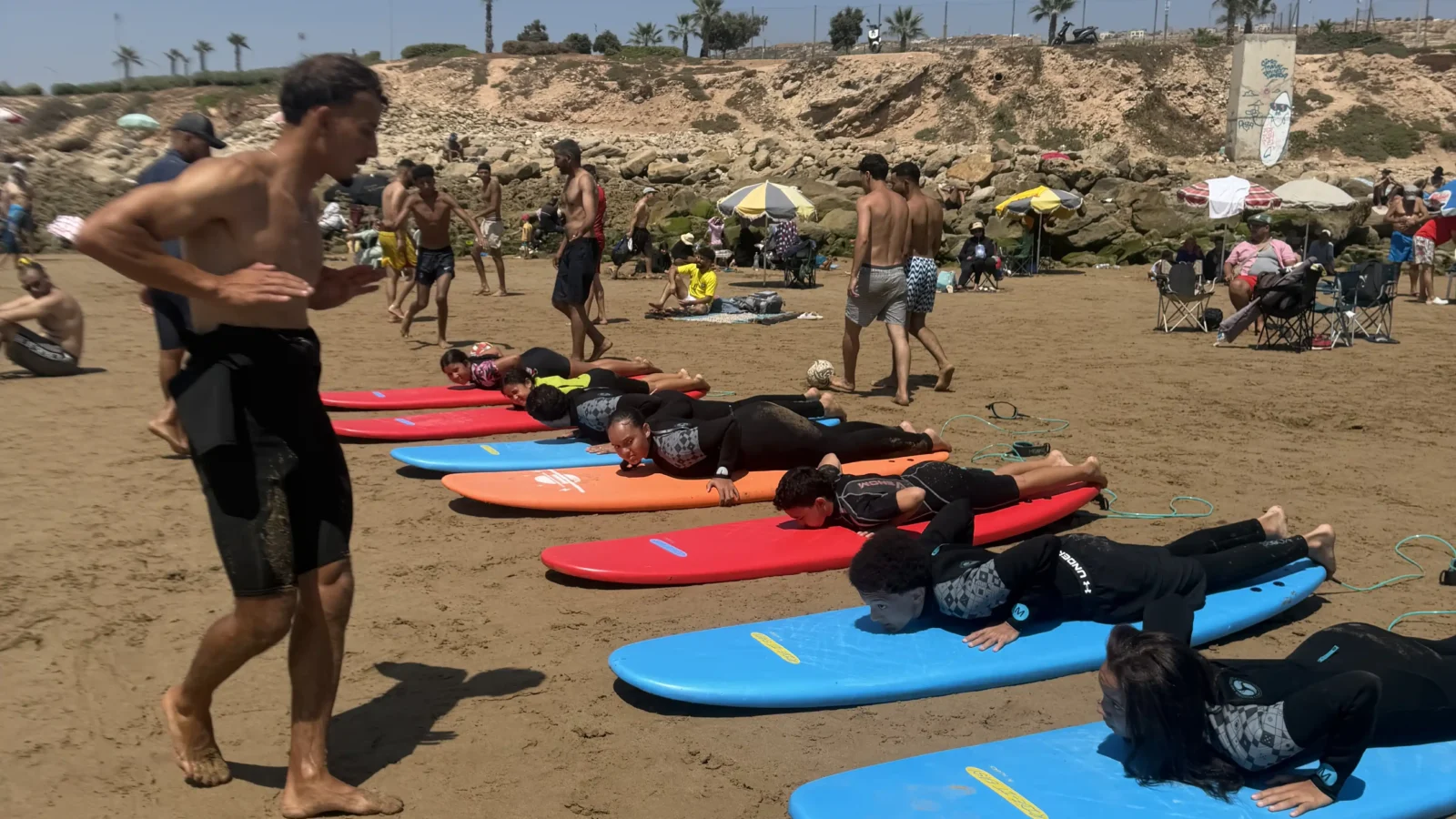 Cours de surf sur la plage d'Anza, Agadir