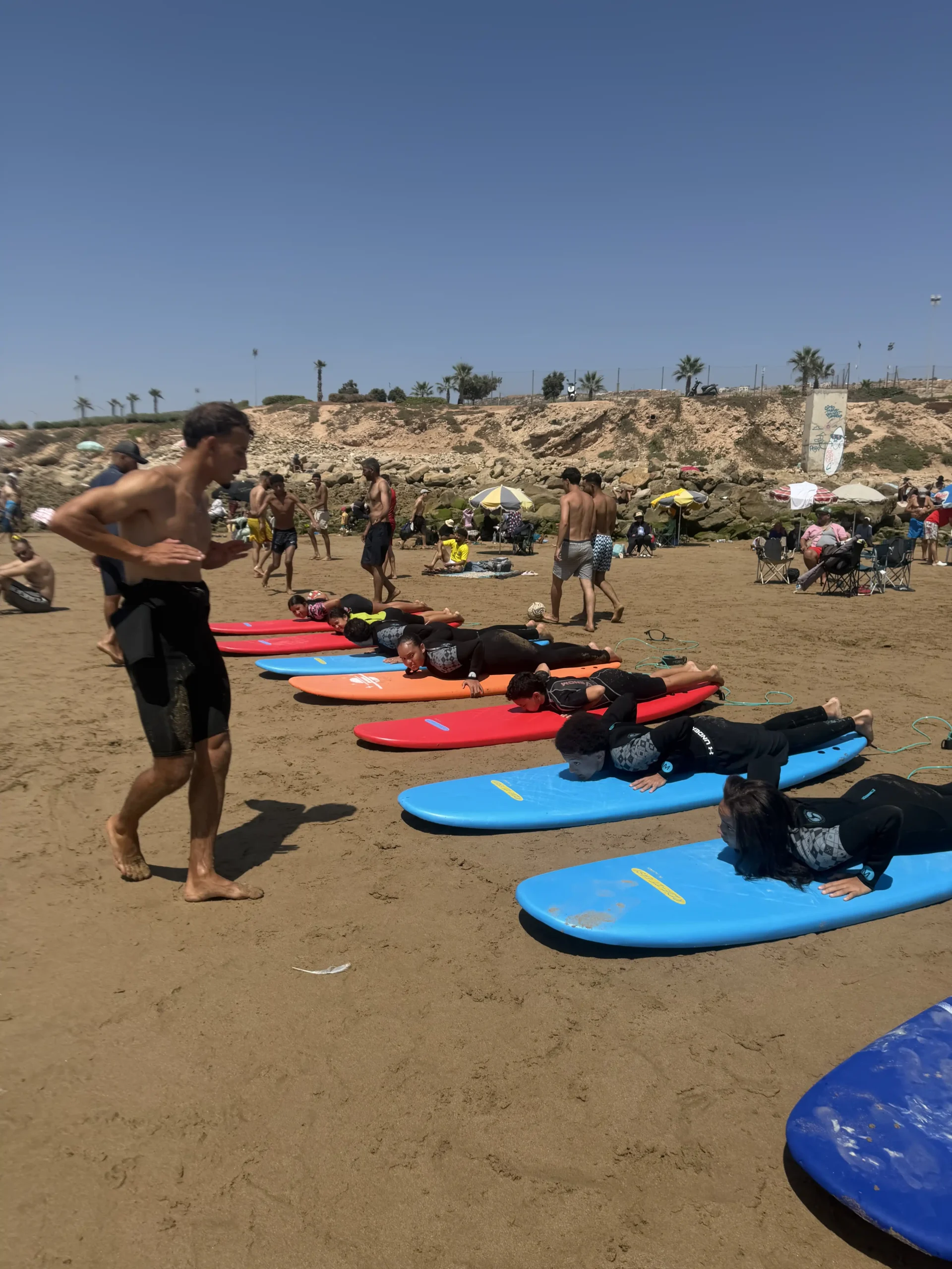 Anza Surf Experience — la maison, le rooftop et les surfeurs