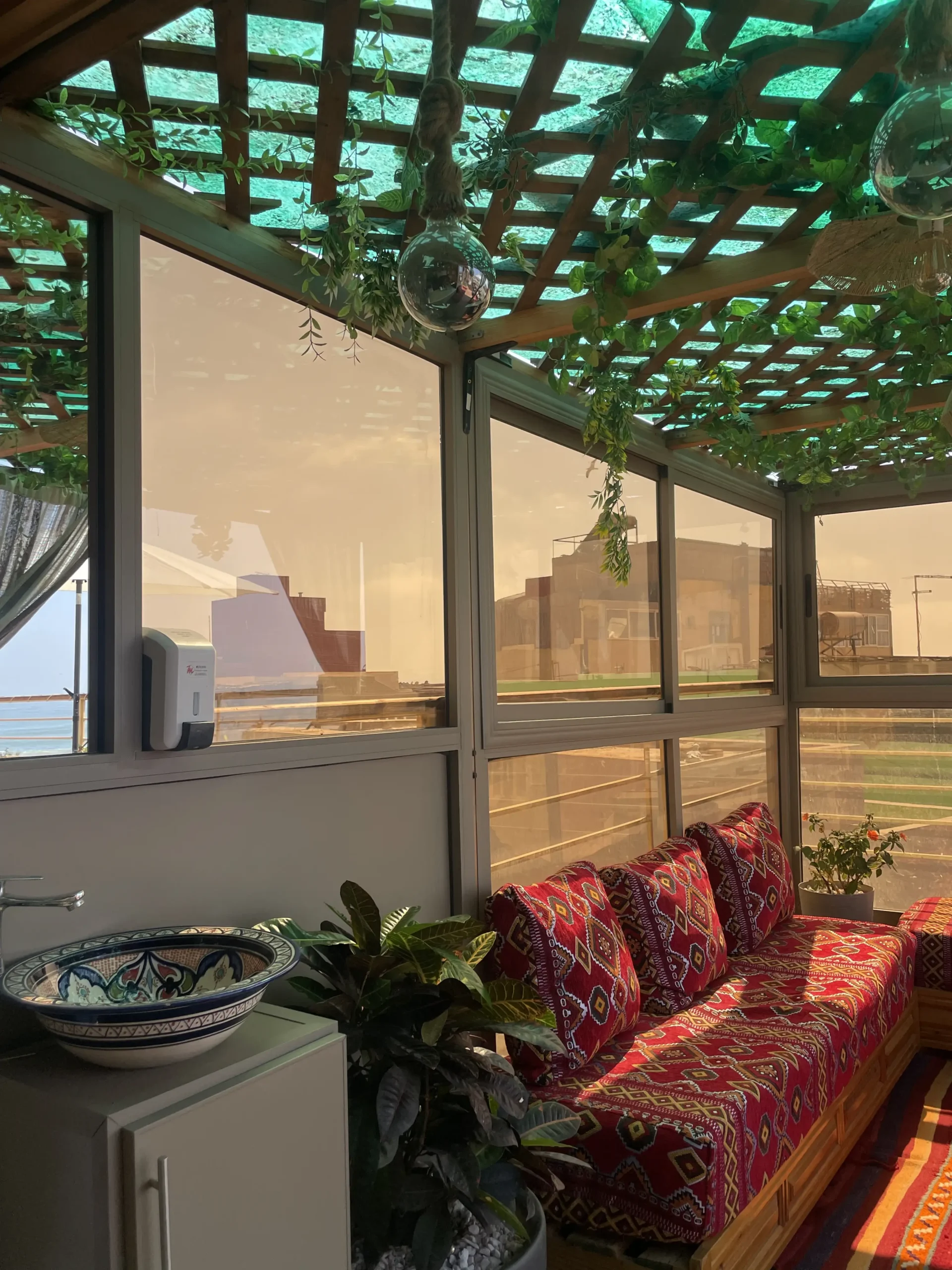 Anza Surf Experience — la maison, le rooftop et les surfeurs