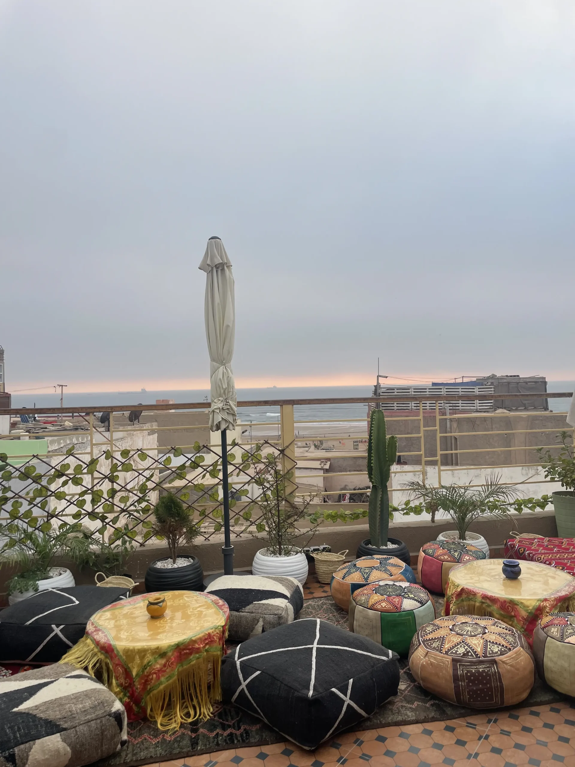Anza Surf Experience — la maison, le rooftop et les surfeurs