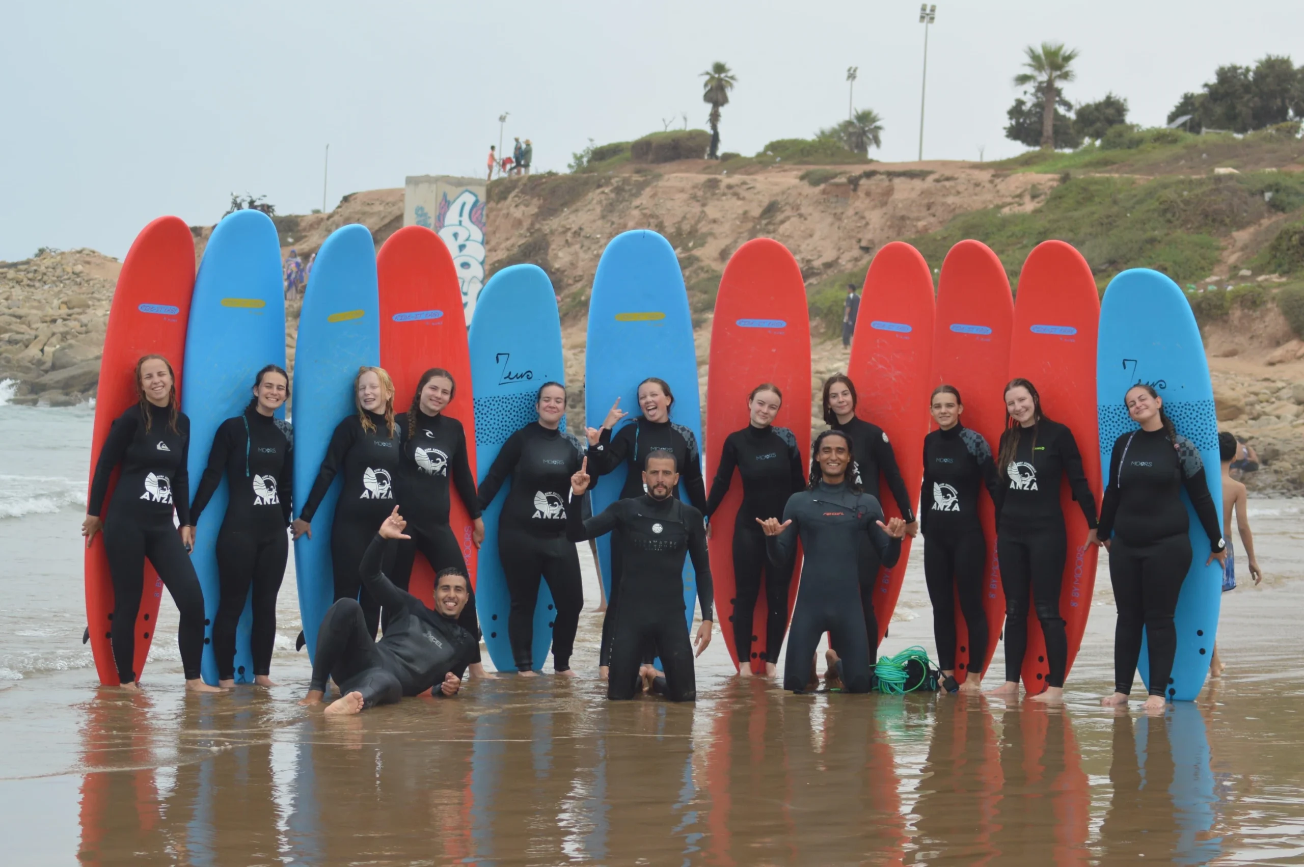 Anza Surf Experience — la maison, le rooftop et les surfeurs