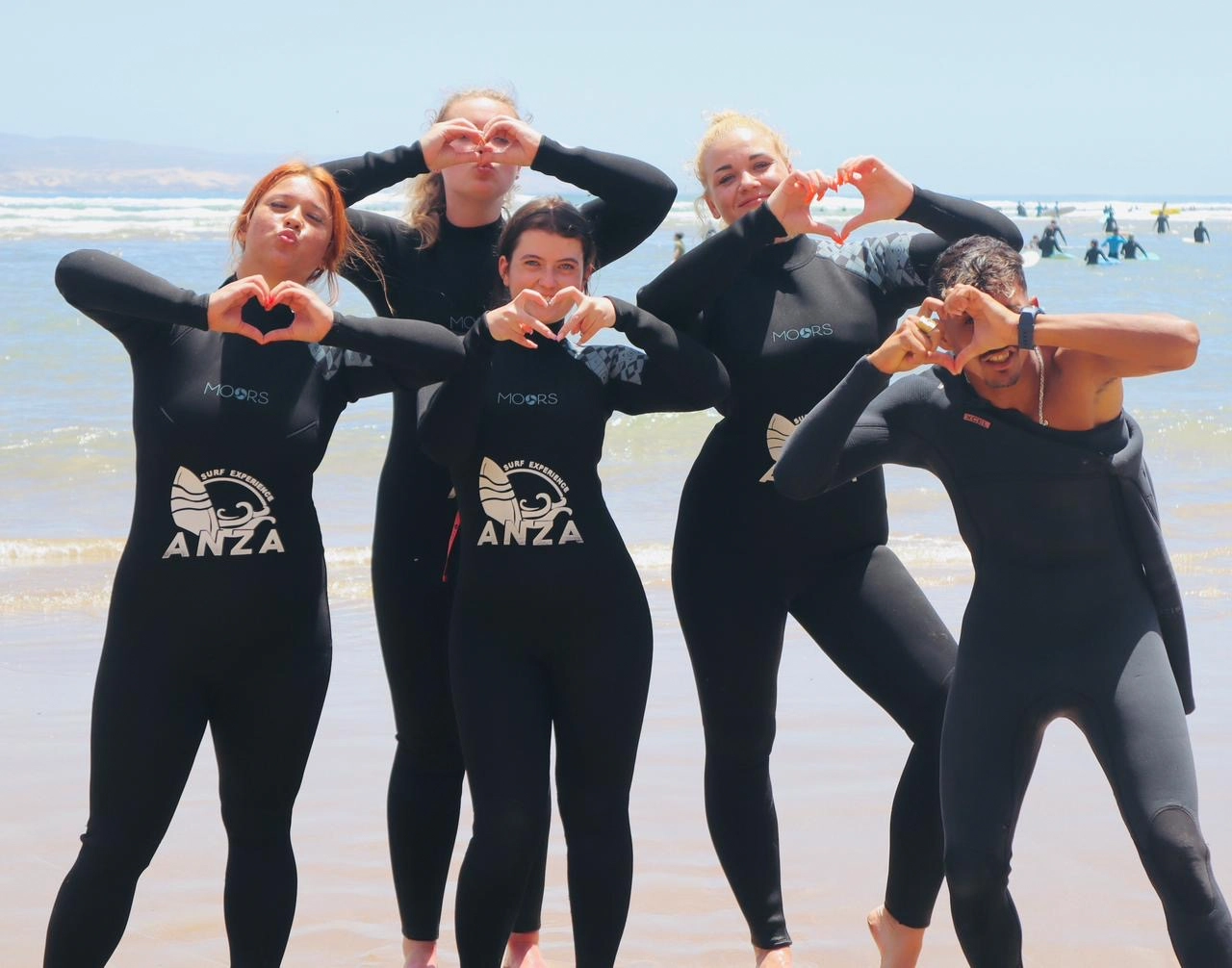 Anza Surf Experience — la maison, le rooftop et les surfeurs
